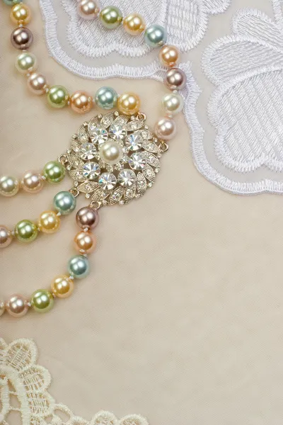 Schöne Perlenkette Mit Brosche Auf Spitzenhintergrund — Stockfoto