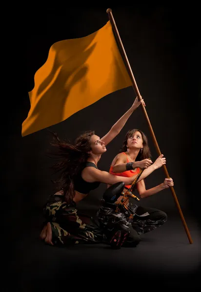 Пейнтбольная девушка поднимает флаг победы — стоковое фото
