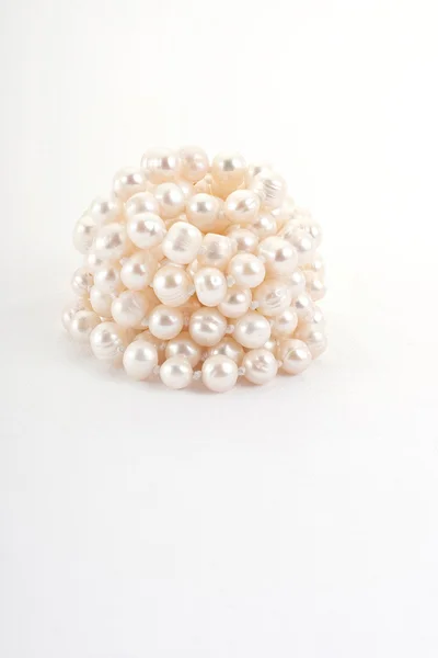 Collier Perles Enroulé Sur Fond Blanc — Photo