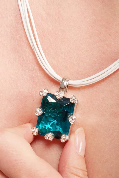 青い宝石のネックレス — ストック写真