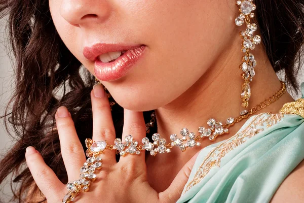 Красивая Юная Леди Показывает Ожерелье Серьгу — стоковое фото