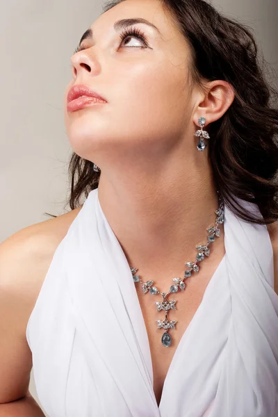 Krása s náhrdelníkem — Stock fotografie