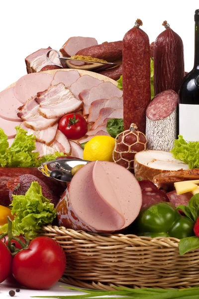 Uma composição de carne e verduras com vinho — Fotografia de Stock