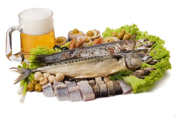 Чаша пива и рыбный набор — стоковое фото