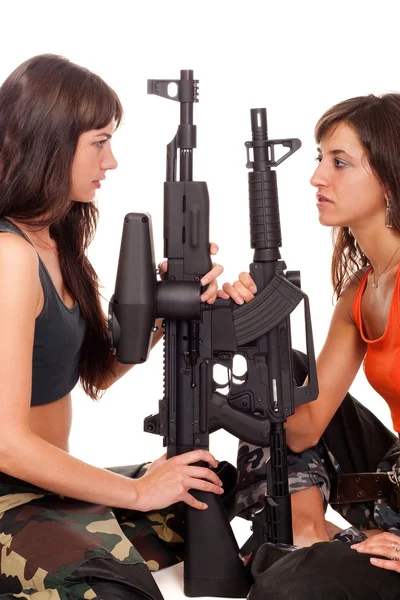 两个女孩用相机对构成步枪 — 图库照片
