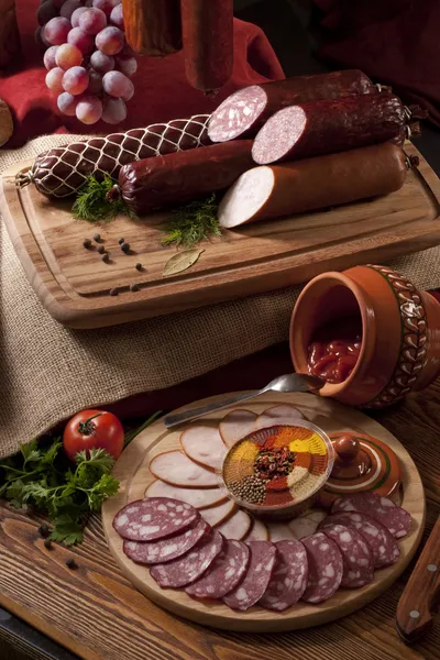 Uma composição de diferentes tipos de salsichas — Fotografia de Stock