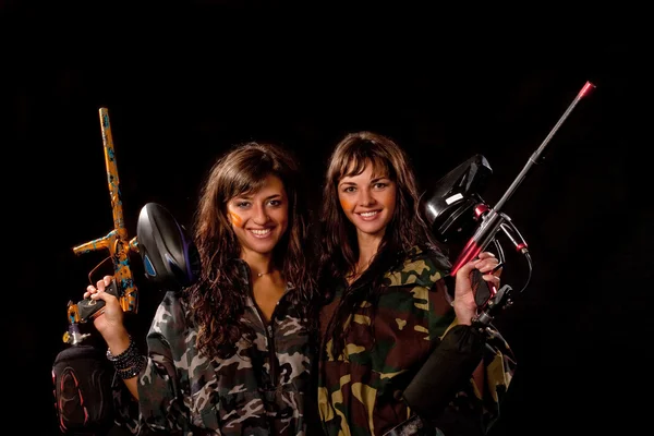Изображение Двух Вооруженных Пейнтболистов Позирующих Перед Камерой — стоковое фото