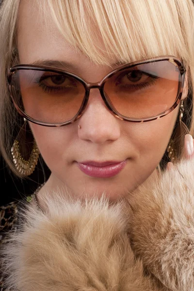 在对相机造成的眼镜金发女郎 — 图库照片