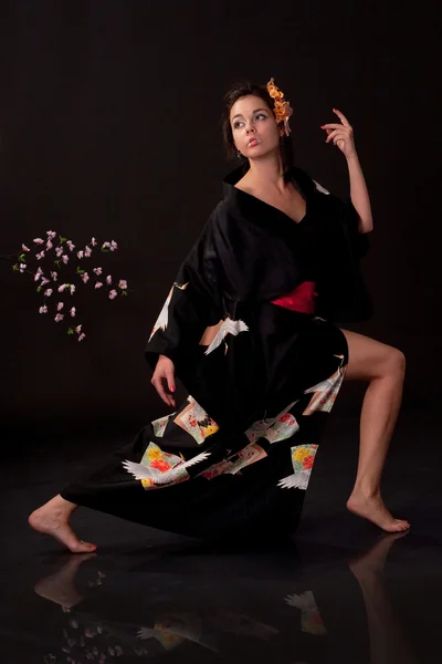 Geleneksel giysiler içinde Japon kız — Stok fotoğraf