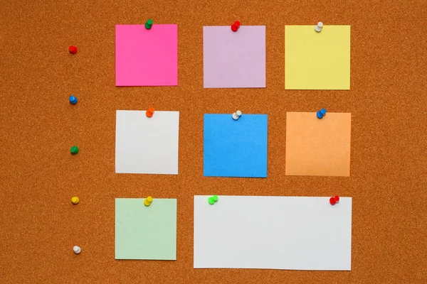 Papan Buletin Dengan Pin Papers Color Disematkan Dengan Kertas Catatan — Stok Foto