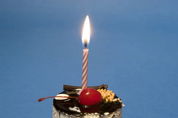 Schokoladenkuchen Mit Kerze Auf Blauem Hintergrund Dessertserie — Stockfoto