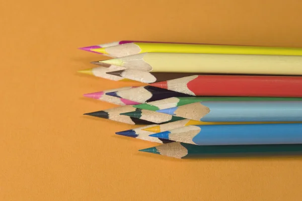 オレンジ色の紙の背景に色鉛筆 アート シリーズ — ストック写真