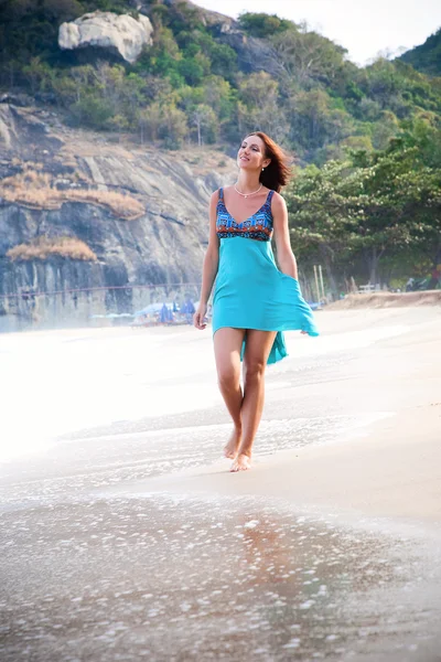 Όμορφη Παραλία Στην Ταϊλάνδη Μια Γυναίκα Στην Παραλία — Φωτογραφία Αρχείου