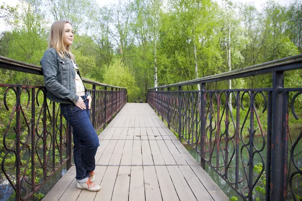Mujer Joven Mirando Hacia Adelante Desde Puente — Foto de Stock