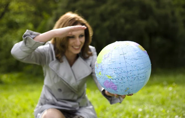 Junge Frau Schaut Auf Globus Reisekonzept — Stockfoto