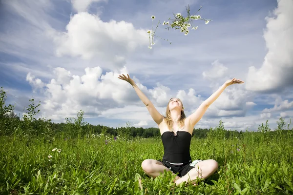 Lycklig Tid Ung Kvinna Leker Med Blommor — Stockfoto