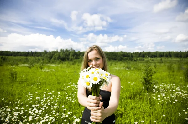 Donna con fiori — Foto Stock