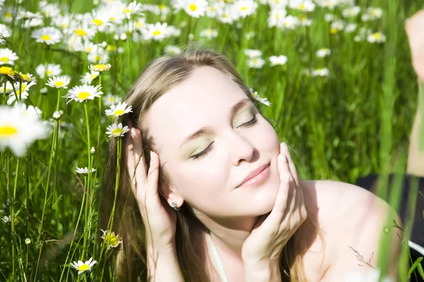 Beautiful Woman Relaxing Grass — Stock Photo, Image