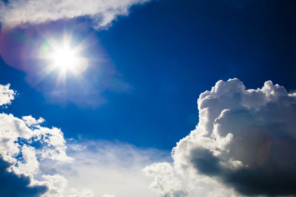 Sol e nuvens bonitas — Fotografia de Stock