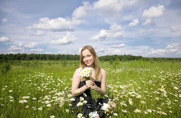 草原の花を持つ女性 — ストック写真