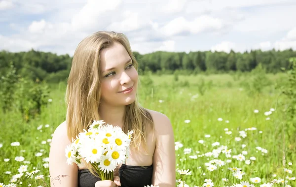 Junge Frau Mit Blumen Auf Der Wiese — Stockfoto