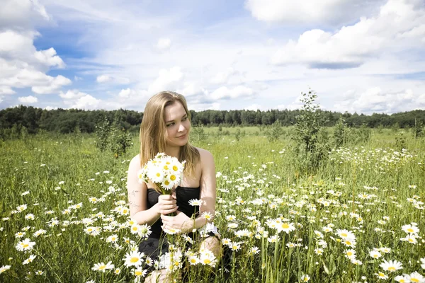 Junge Frau Mit Blumen Entspannt Sich Freien — Stockfoto