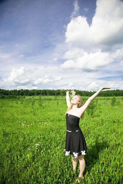 Sueños Verano Mujer Joven Relajándose Aire Libre —  Fotos de Stock