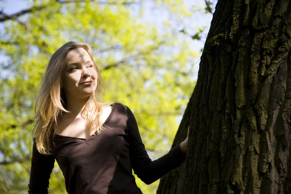 Spiel Mit Den Schatten Junges Mädchen Rastet Wald Aus — Stockfoto