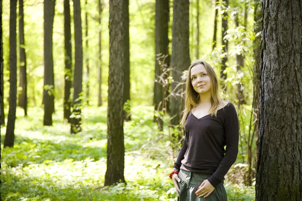 春の森を歩く若い女性 — ストック写真