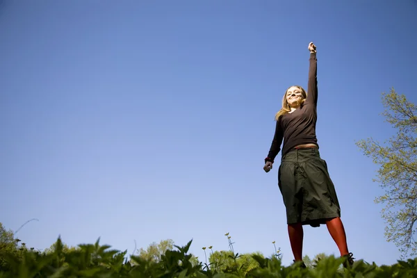 Atla Sarışın Bir Kadın Açık Havada Atlama — Stok fotoğraf