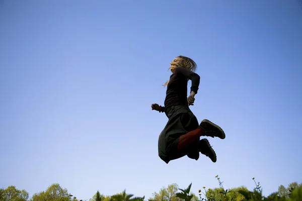 Молодая Женщина Прыгает Наслаждаясь Своей Жизнью — стоковое фото