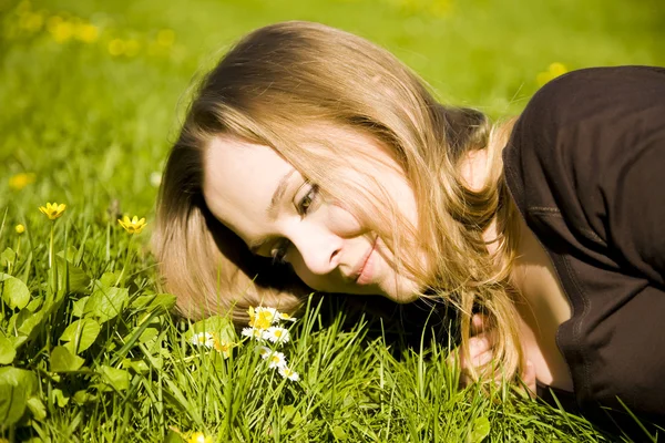 Blond Girl Enjoying Nature — Stock Photo, Image
