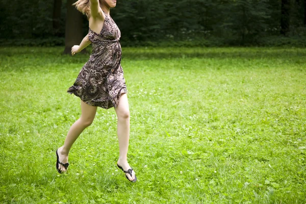 Kadın koşuyor — Stok fotoğraf