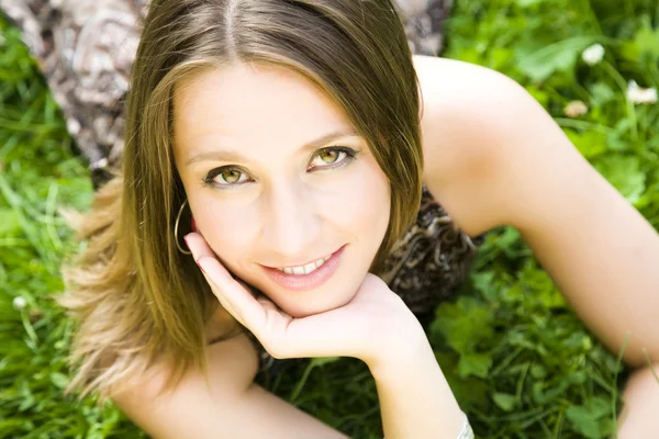 草の上に敷設幸せな若い女性 — ストック写真