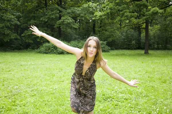 Mulher bonita brincando ao ar livre — Fotografia de Stock