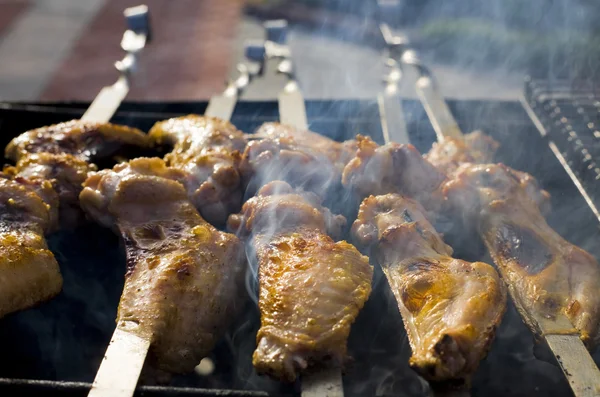 Κοτόπουλο Μαγείρεμα Στη Σχάρα Barbeque Φλόγες — Φωτογραφία Αρχείου