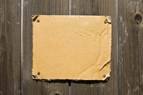 Σχισμένο Χαρτόνι Στον Ξύλινο Τοίχο Έτοιμοι Για Μήνυμά Σας — Φωτογραφία Αρχείου