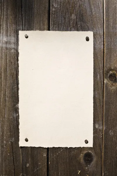 Бумага старого образца на текстуре коричневого дерева — стоковое фото