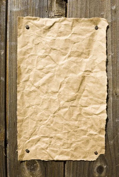 暗い木製のテクスチャ上の古い紙 — ストック写真