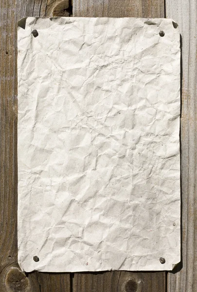 Smutsigt papper på trävägg — Stockfoto
