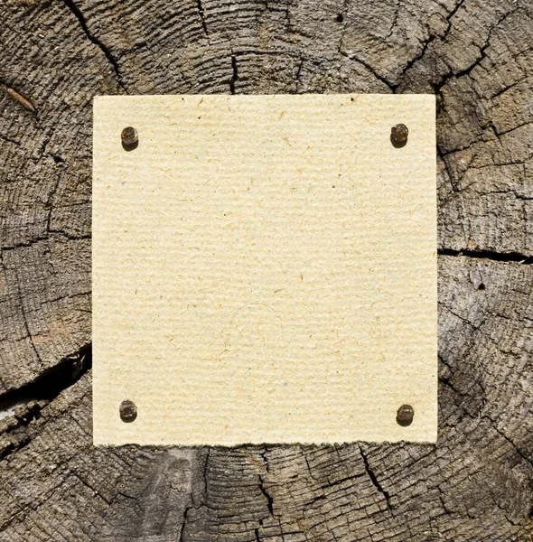 나무 배경에 있는 오래 된 종이 — 스톡 사진