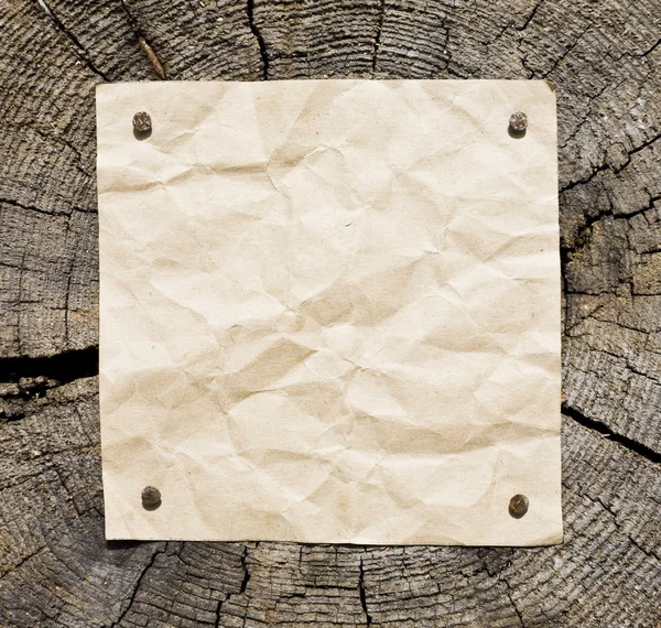 Papel velho sobre fundo de madeira — Fotografia de Stock