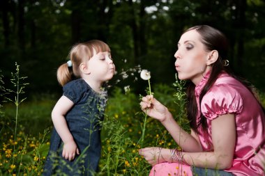 Anne ve kızı şişirme dandelion