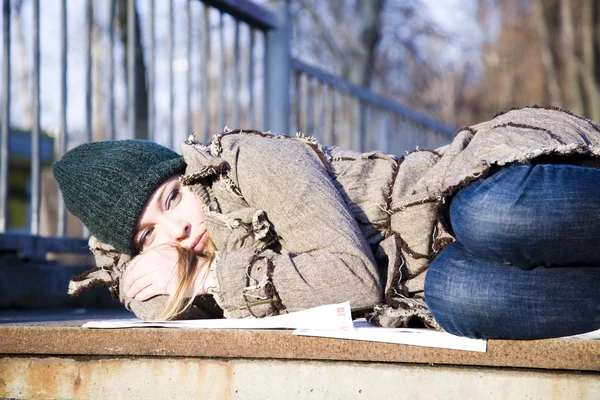 Молодая женщина лежит на асфальте — стоковое фото