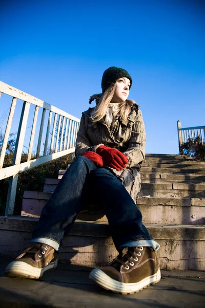 Vrouw zittend op de trap — Stockfoto