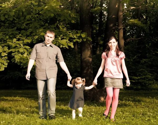 Счастливая Семейная Прогулка Парку — стоковое фото