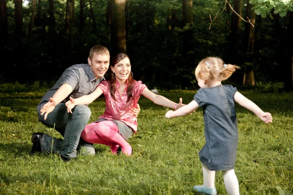 森林公園を歩いて幸せな家族 — ストック写真