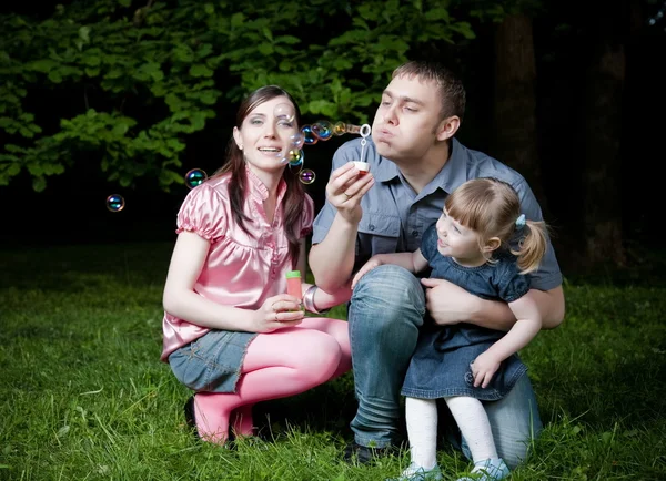 Vater Pustet Seifenblasen Glückliches Familienporträt — Stockfoto