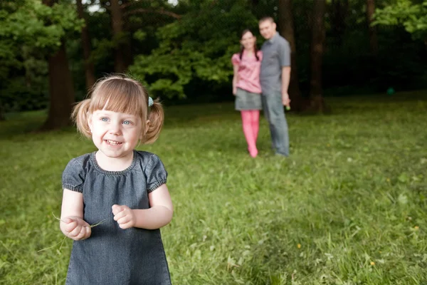 森林公園を歩いて幸せな家族 — ストック写真