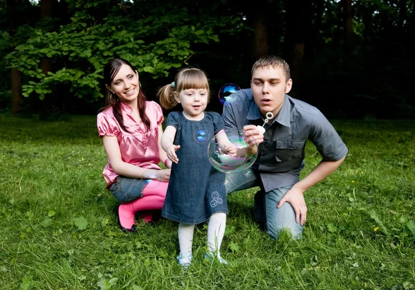 Sabun Köpüğü Parkta Oynarken Aile — Stok fotoğraf